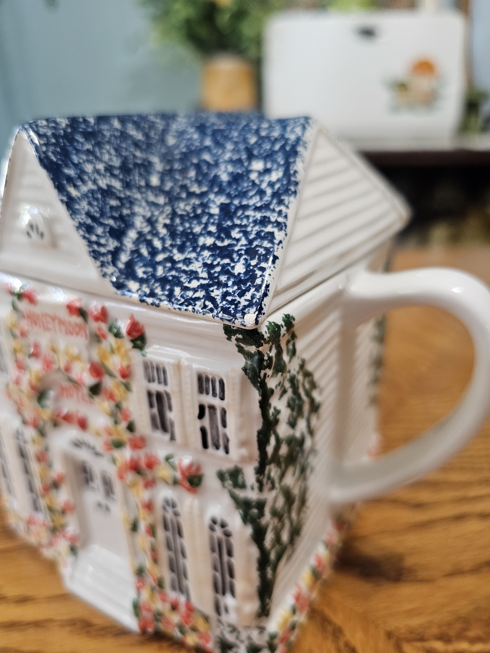 Vintage Ceramic Inspirado Honeymoon Hotel Blue Roof Flowers Cottagecore Teapot - Picture 9 of 10